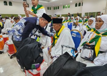 Deputi Bidang PP dan Evaluasi Layanan Haji Harun Alrasyid Melepas Jemaah Haji Nusa Tenggara Barat Kloter 12
