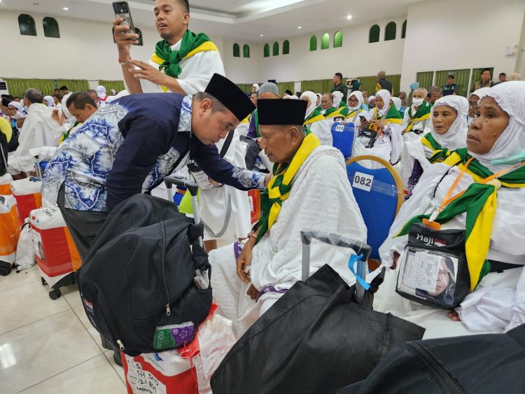 Deputi Bidang PP dan Evaluasi Layanan Haji Harun Alrasyid Melepas Jemaah Haji Nusa Tenggara Barat Kloter 12