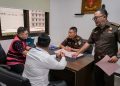 Tim Penyidik JAM PIDSUS Kejagung Serahkan 9 Tersangka dan Barang Bukti Tahap II Perkara Korupsi Impor Gula ke JPU