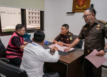 Tim Penyidik JAM PIDSUS Kejagung Serahkan 9 Tersangka dan Barang Bukti Tahap II Perkara Korupsi Impor Gula ke JPU