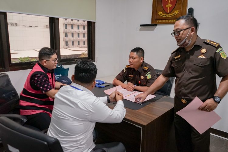 Tim Penyidik JAM PIDSUS Kejagung Serahkan 9 Tersangka dan Barang Bukti Tahap II Perkara Korupsi Impor Gula ke JPU