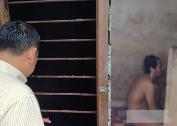 Jenguk Warga Berusia 24 Tahun Gangguan Kelainan Jiwa, Bupati Merangin : Pengobatan Segera diurus Biar Kembali Sehat