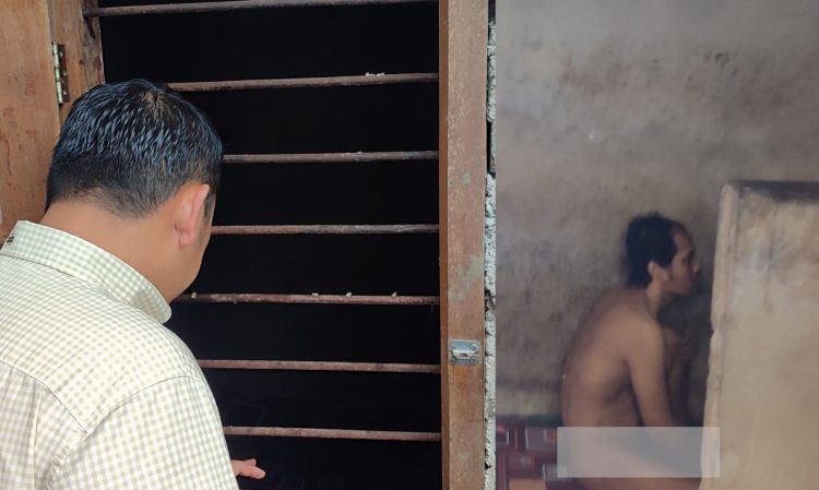 Jenguk Warga Berusia 24 Tahun Gangguan Kelainan Jiwa, Bupati Merangin : Pengobatan Segera diurus Biar Kembali Sehat