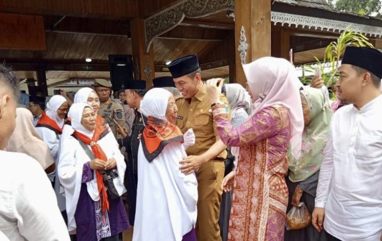Bupati Batanghari Lepas Keberangkatan 200 Jemaah Calon Haji Kabupaten Batanghari