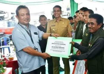 Bupati Batang Hari Serahkan 14 Unit Alsintan Crawler kepada Kelompok Tani dalam Temu Teknis Petani 2025