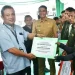 Bupati Batang Hari Serahkan 14 Unit Alsintan Crawler kepada Kelompok Tani dalam Temu Teknis Petani 2025