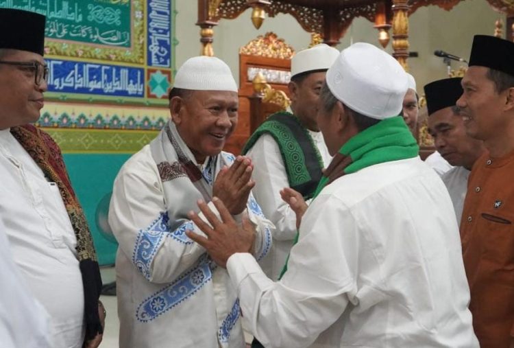 Wabup Merangin H A Khafidh Moein  Sholat Idul Adha 1446 H di Masjid Baitul Makmur