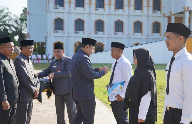 Bupati H M Syukur serahkan 252 SK CPNS Merangin 2024