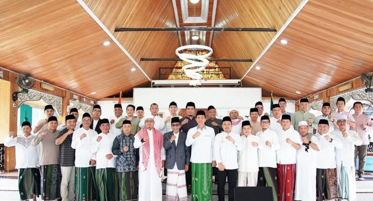 Bupati Fadhil Arief Bersama Keluarga Sholat Idul Adha di Masjid Miftahul Huda