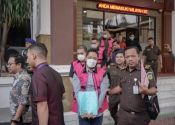 Tim Penyidik Kejaksaan Agung Serahkan 9 orang Tersangka dan Barang Bukti Tahap II Kasus Korupsi Minyak Mentah PT Pertamina