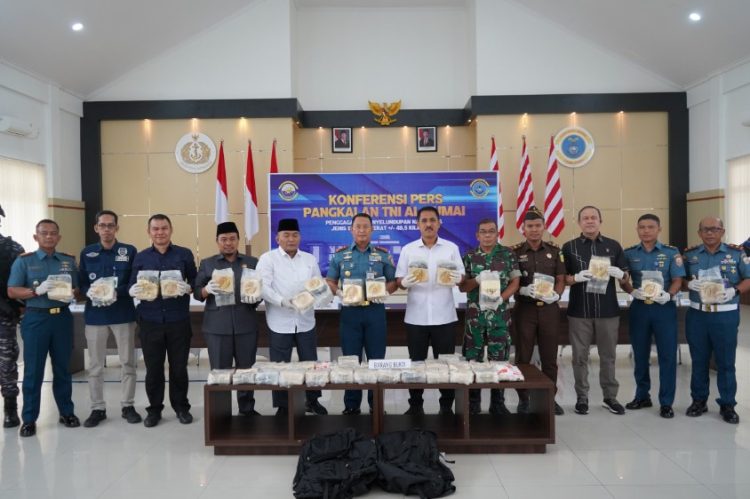 Prajurit TNI Gagalkan Penyelundupan Narkotika 48,54 Kg Sabu di Perairan Dumai Riau