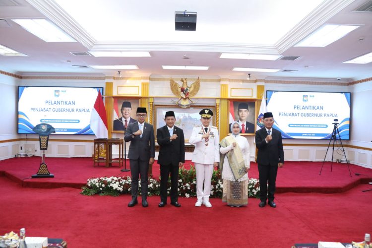 Mendagri Tito Karnavian Melantik Dirjen Bina Keuda Agus Fatoni sebagai Pj Gubernur Papua