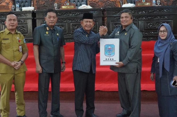 DPRD Merangin Gelar Rapat Paruripurna agenda Fraksi-Fraksi sampaikan Pandangan Umum Terhadap Ranperda APBD 2024