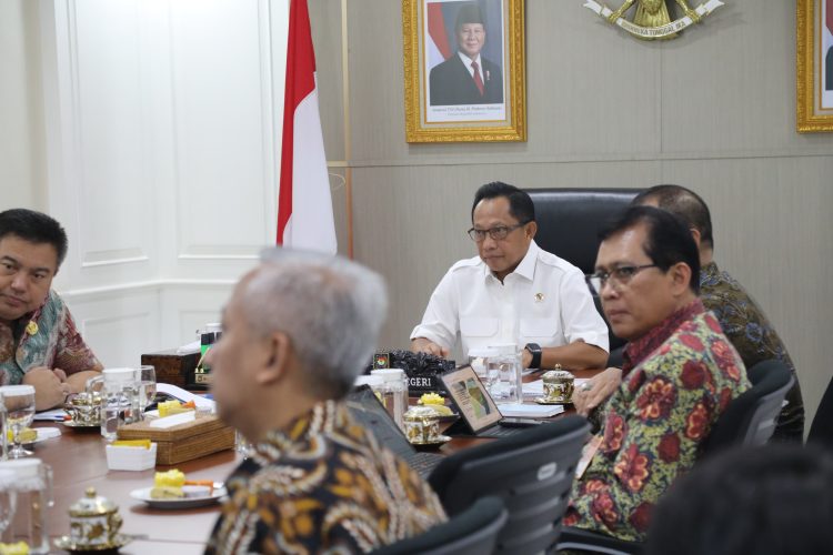 Mendagri Minta Kepala Daerah Hadir dan Simak Arahan Presiden saat Launching Kopdeskel Merah Putih