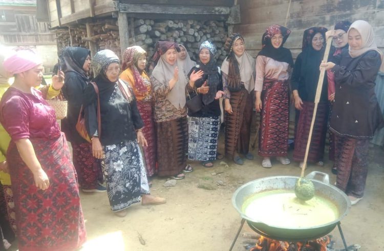 Ketua TP PKK Merangin Hj Lavita Ajak Wisata Sehari di Tabir