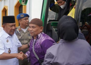 Kedatangan Jamaah Haji Kabupaten Merangin Kloter 18 disambut Wabup  Khafidh Moein