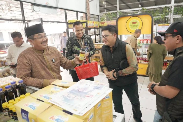 Gali Inspirasi UMKM, Bupati Tanjab Barat dan Ketua Dekranasda Sambangi Kota Samarinda