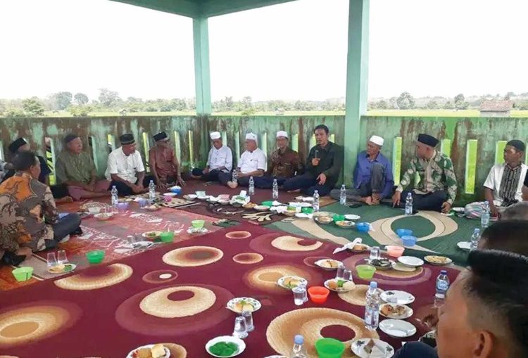 Bupati Fadhil Arief Hadiri Tradisi Sedekah Bubur Warga Pasar Terusan