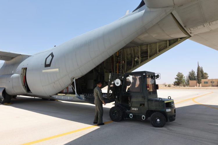 Atas Perintah Presiden Republik Indonesia, TNI Tebar Bantuan Kemanusiaan di Langit Gaza