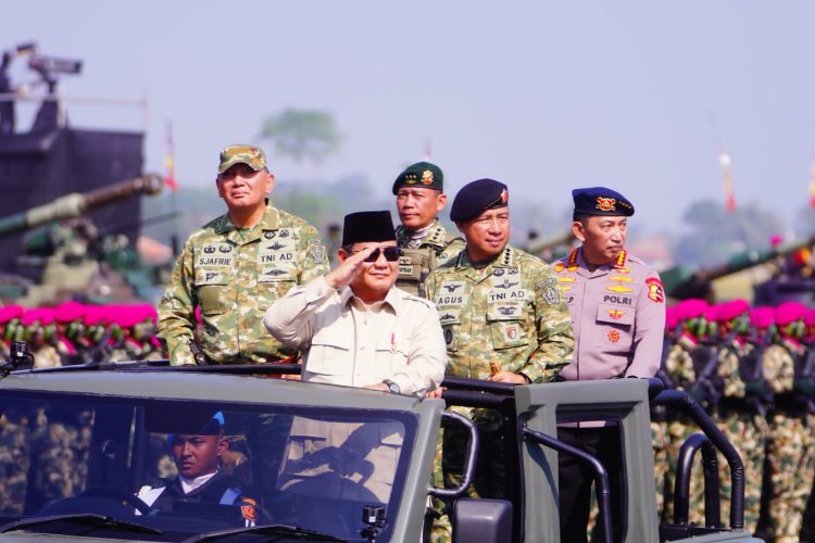 Panglima TNI Dampingi Presiden Prabowo Subianto Pada Upacara Gelar Pasukan Operasional dan Kehormatan Militer