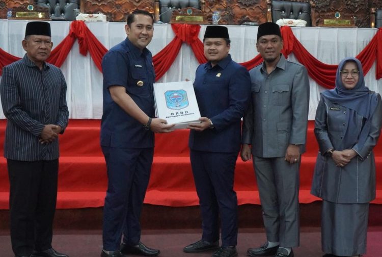 Bupati H M Syukur Dengarkan Pandangan Umum Fraksi-Fraksi Dewan Terhadap Ranperda RPJPD Merangin Tahun 2025-2029