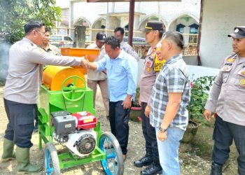 Kapolres Sarolangun Serahkan Bantuan Satu Unit Mesin Com Sheller Kepada Gapoktan