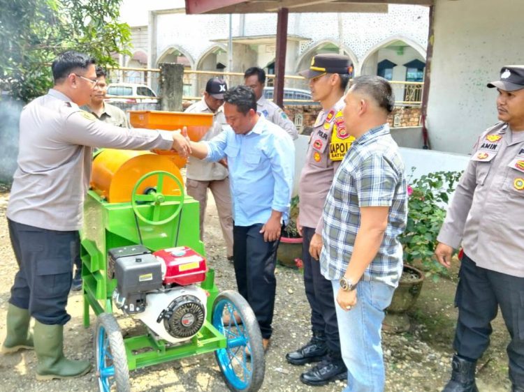Kapolres Sarolangun Serahkan Bantuan Satu Unit Mesin Com Sheller Kepada Gapoktan