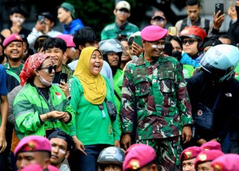 Ditengah Aksi Massa, TNI Hadir Mengedepankan Semangat Persatuan dan Kebersamaan