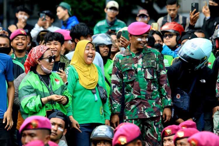 Ditengah Aksi Massa, TNI Hadir Mengedepankan Semangat Persatuan dan Kebersamaan
