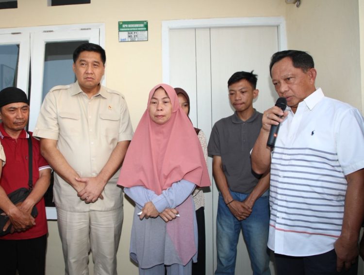 Mendagri Bersama Menteri PKP  Menyerahkan Rumah untuk Keluarga Almarhum Affan Kurniawan