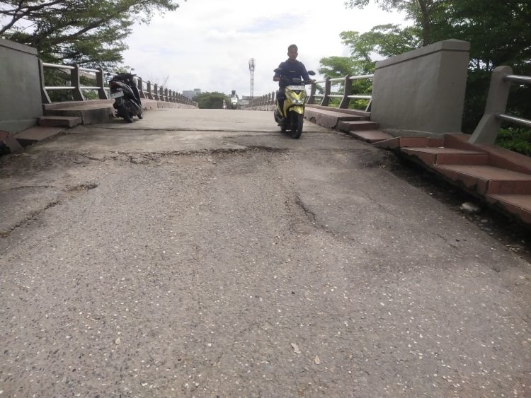 Jalan di Tanjakan dan Penurunan Jembatan Layang Merangin Rusak, Pengendara Bermotor Minta Segera diperbaiki