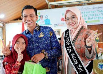 Bupati Fadhil Arief Serahkan 10 Ribu Lebih Seragam Sekolah Gratis untuk Siswa TK hingga SMP