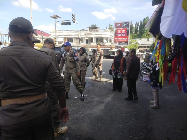 Untuk Jaga Kebersihan, SatPol PP Merangin Bersama Camat Bangko dan Lurah Pasar Bawah Gelar Penertiban PKL