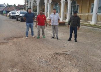 Ketua DPRD Kemas Faried Tinjau Jalan Rusak di Penyengat Rendah, Perbaikan Dimulai Pekan Depan