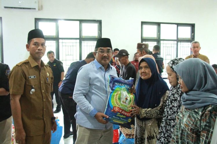 Bupati Anwar Sadat Serahkan Bantuan Sandang dan Sembako kepada Lansia dan Penyandang Disabilitas di Senyerang dan Pengabuan