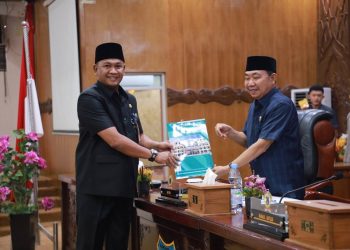 Mewakili Bupati, Sekda Hadiri Rapat Paripurna Penyampaian Nota Ranperda APBD Tanjab Barat 2026