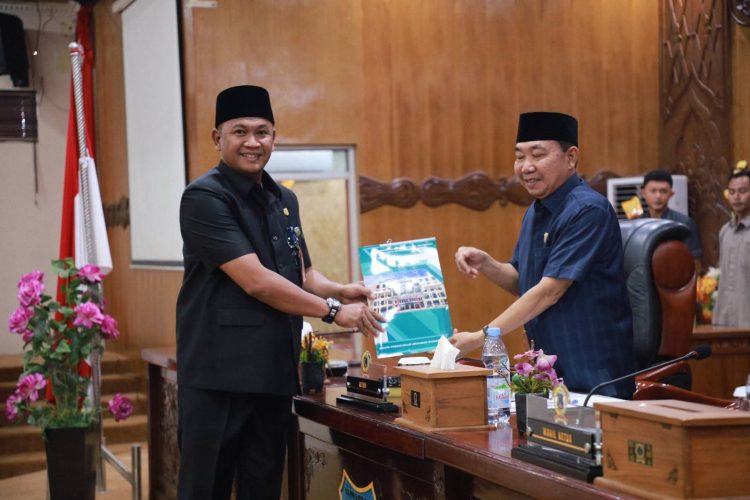 Mewakili Bupati, Sekda Hadiri Rapat Paripurna Penyampaian Nota Ranperda APBD Tanjab Barat 2026