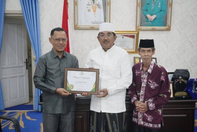 Bupati Tanjab Barat Terima Piagam Penghargaan Baznas Awards 2025
