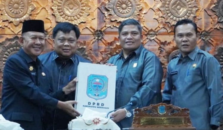 Bupati Merangin Dengarkan Pandangan Umum Fraksi-fraksi Dewan Terhadap Nota Keuangan RAPBD Perubahan 2025