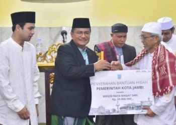 Hadir di Maulid Nabi Masjid Raya Magatsari Jambi, Maulana Berikan Bantuan Rp35.000.000