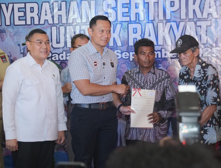 Bersama Menko IPK, Wamen ATR/BPN Ossy Serahkan Sertipikat Tanah Ulayat di Kerapatan Adat Nagari di Sumbar