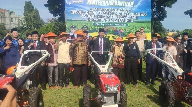 Bupati Merangin Serahkan 22 Unit Handtraktor ke Kelompok Tani