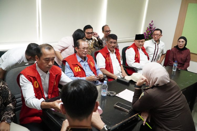 Kejati Sumsel Serahkan 4 Tersangka Tahap II Kasus Korupsi Pasar Cinde Palembang