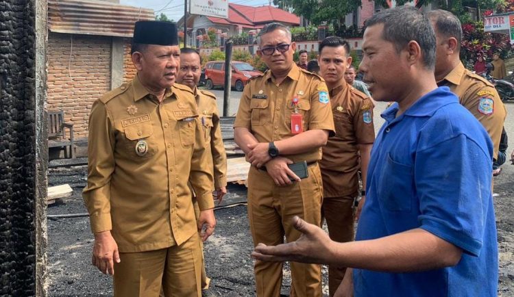 Wabup Khafid Moein Jenguk dan Santuni Keluarga Korban Kebakaran di Depan Puskesmas Bangko