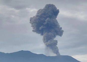 Gunung Marapi di Sumbar Erupsi, Keluarkan  Abu Vulkanik
