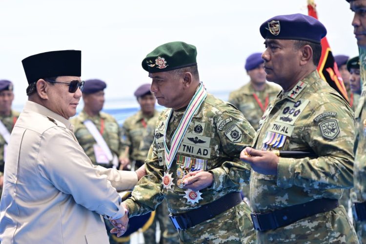 Panglima TNI Dampingi Presiden Prabowo pada Presidential Inspection HUT TNI ke-80 dan Pemberian Tanda Kehormatan