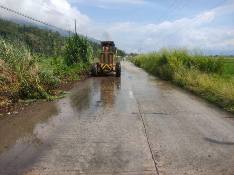 Antisipasi Laka, PUPR Provinsi Kembali Pangkas Rumput Liar di Bahu Jalan Kerinci