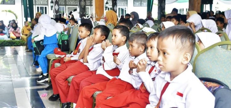 Program Batang Hari Cerdas, Pemkab Batang Hari Salurkan Dana Zakat Bantuan Biaya Pendidikan