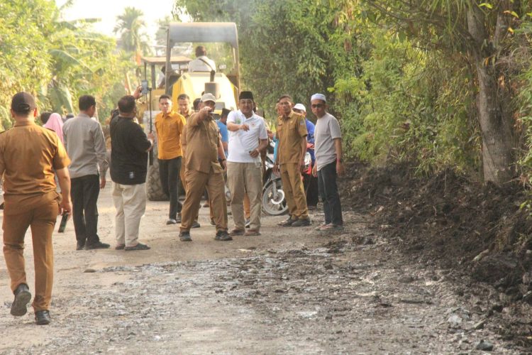 Demi Keselamatan dan Kelancaran Berkendara Masyarakat, Bupati Anwar Sadat Gerak Cepat Perbaiki Jalan yang Rusak