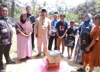 Bupati Tanjab Barat Tinjau Lokasi Kebakaran di Desa Purwodadi, Serahkan Bantuan untuk Korban